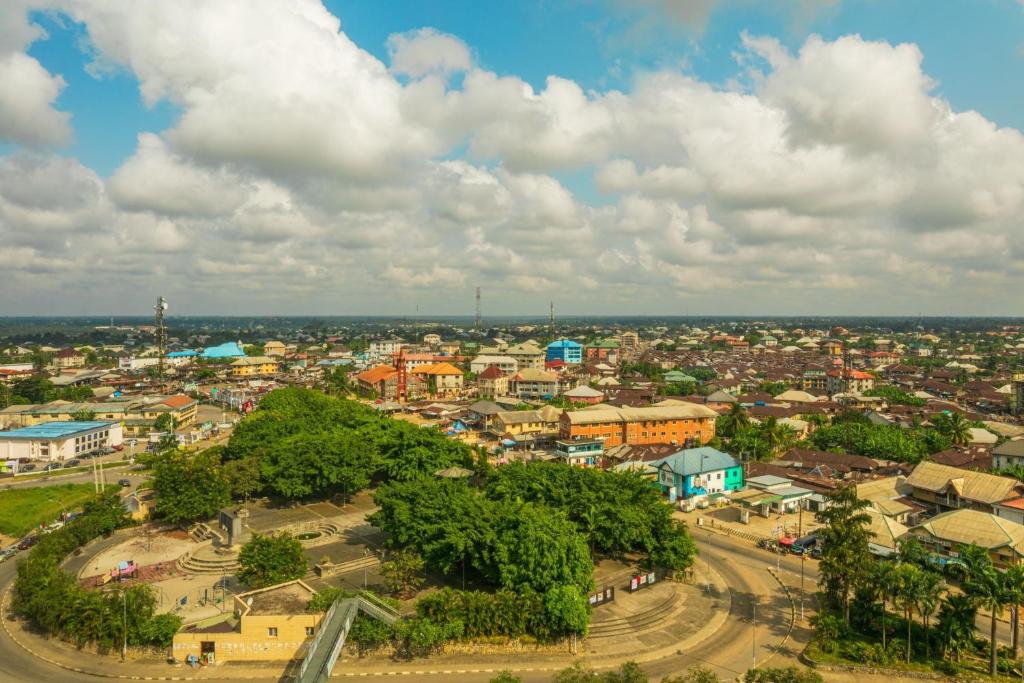 Vista generica su Ikot Ekpene o vista sulla città dall'interno dell'hotel
