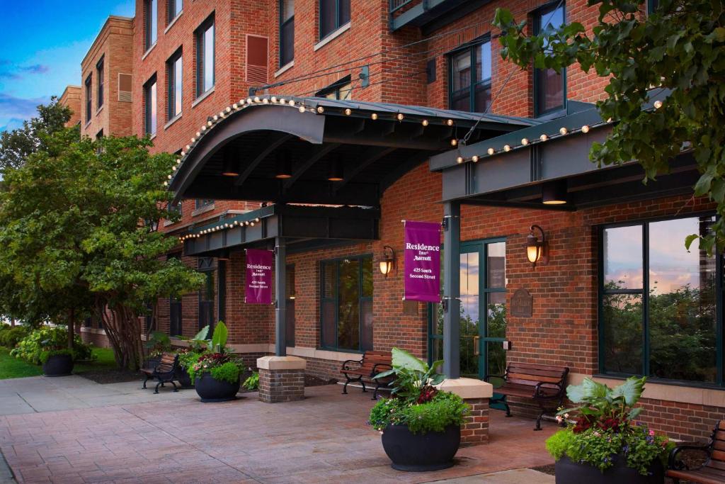 un bâtiment en briques avec des panneaux violets devant lui dans l'établissement Residence Inn Minneapolis Downtown at The Depot, à Minneapolis