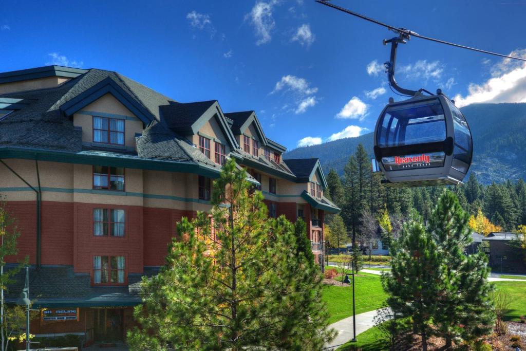 um passeio de gôndola em frente a uma casa em Marriott's Timber Lodge em South Lake Tahoe