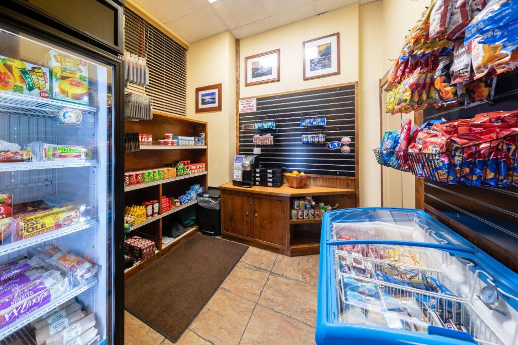 Supermarket nebo jiné obchody v  hotelu nebo okolí