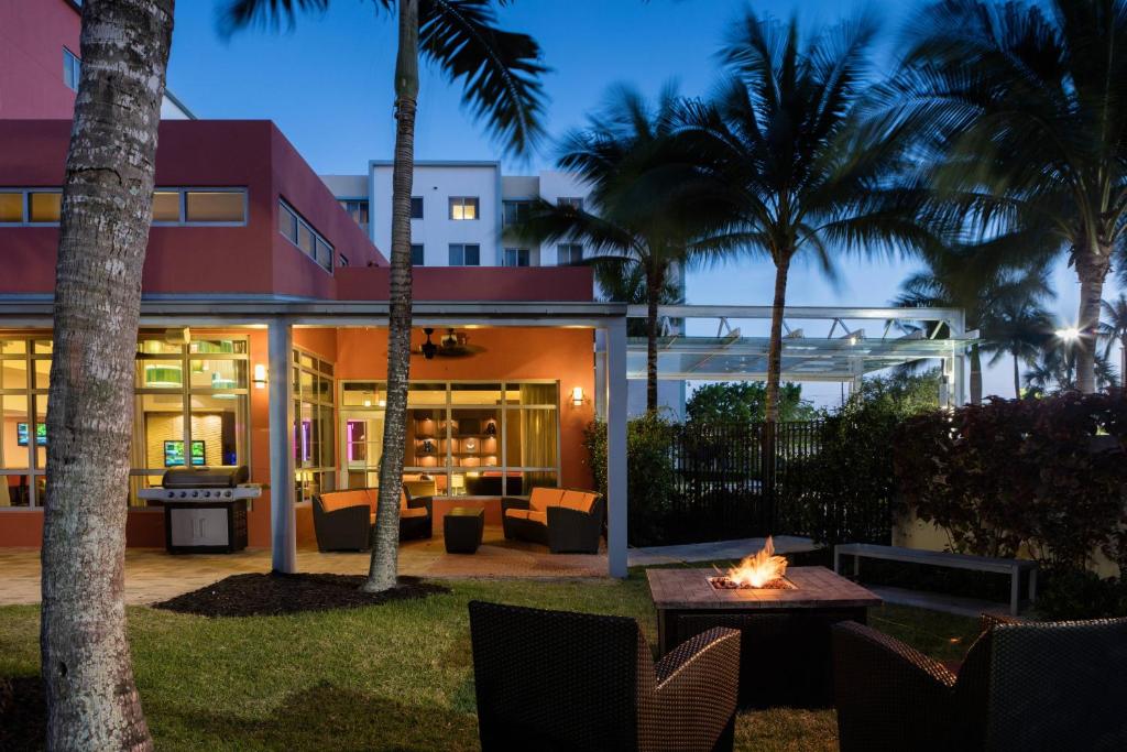 un hotel con buca per il fuoco di fronte a un edificio di Residence Inn by Marriott Miami Airport a Miami