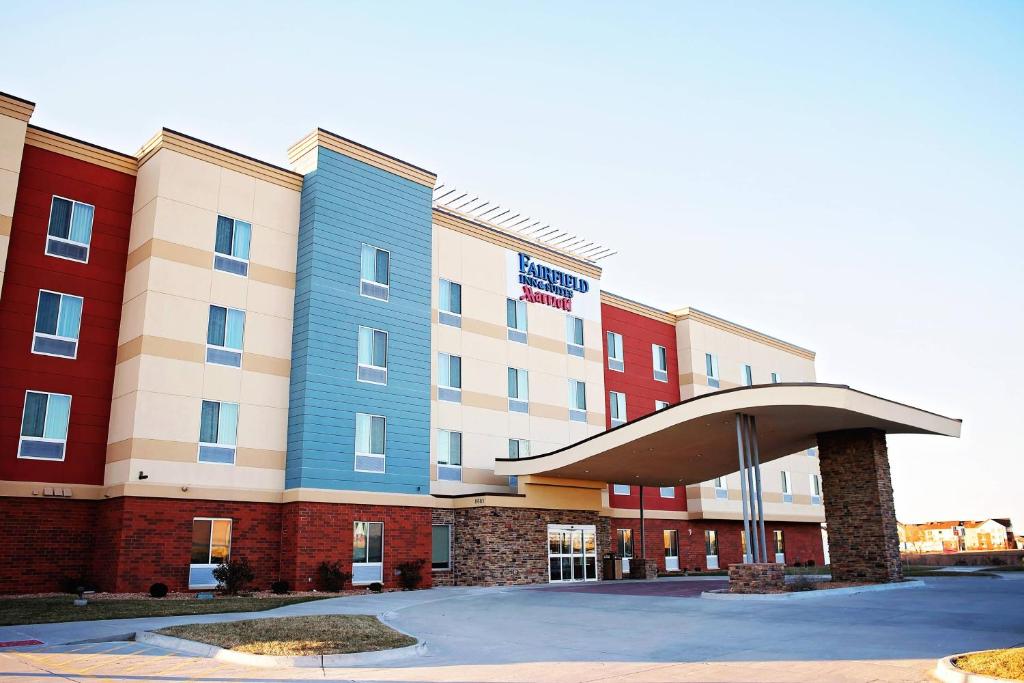 a hotel with a blue and white building at Fairfield Inn & Suites by Marriott Des Moines Urbandale in Urbandale