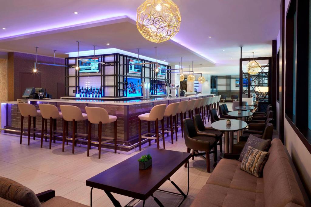 多倫多的住宿－多倫多機場萬豪酒店，餐厅设有酒吧,配有桌椅