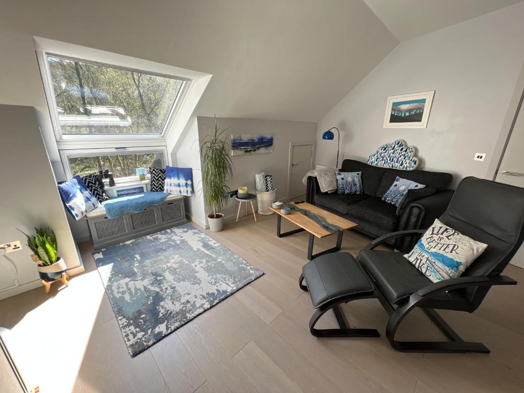 un soggiorno con divano e tavolo di River Vista Retreat - Luxury duplex Apt - Views - Parking - Cycle storage - Spa access option a Backbarrow