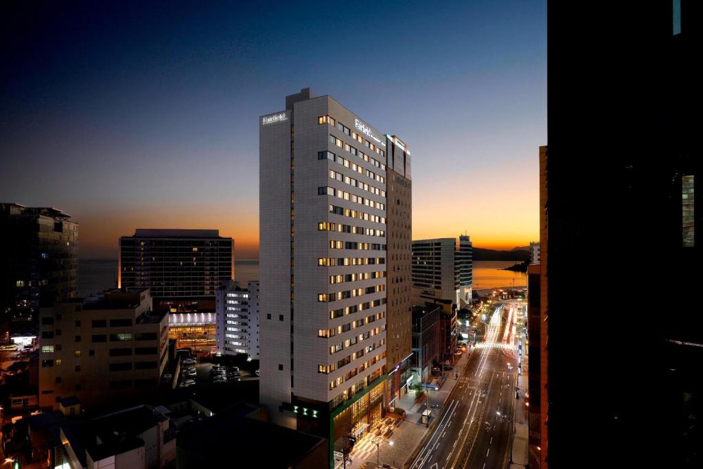 釜山的住宿－Fairfield by Marriott Busan，城市中心高楼