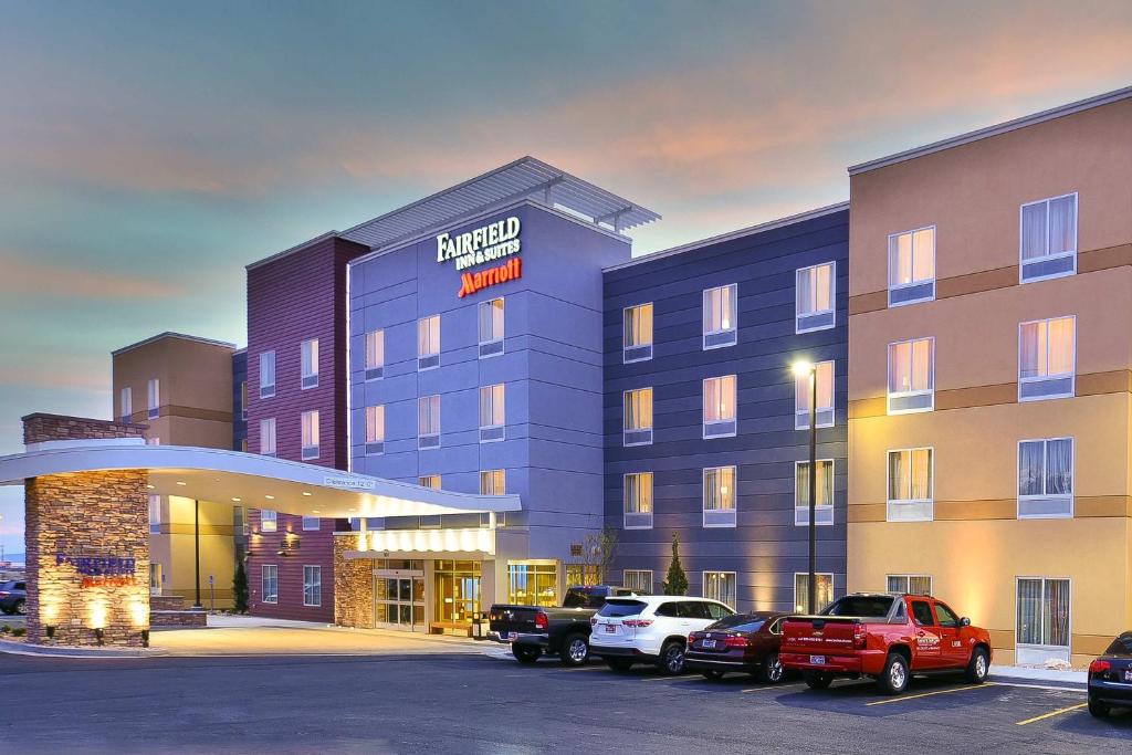 un hotel con coches estacionados en un estacionamiento en Fairfield Inn & Suites by Marriott Provo Orem, en Orem