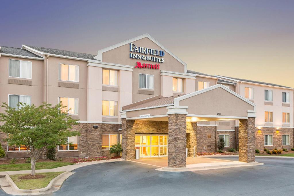 a rendering of the exterior of a hotel at Fairfield Inn & Suites by Marriott Columbus in Columbus