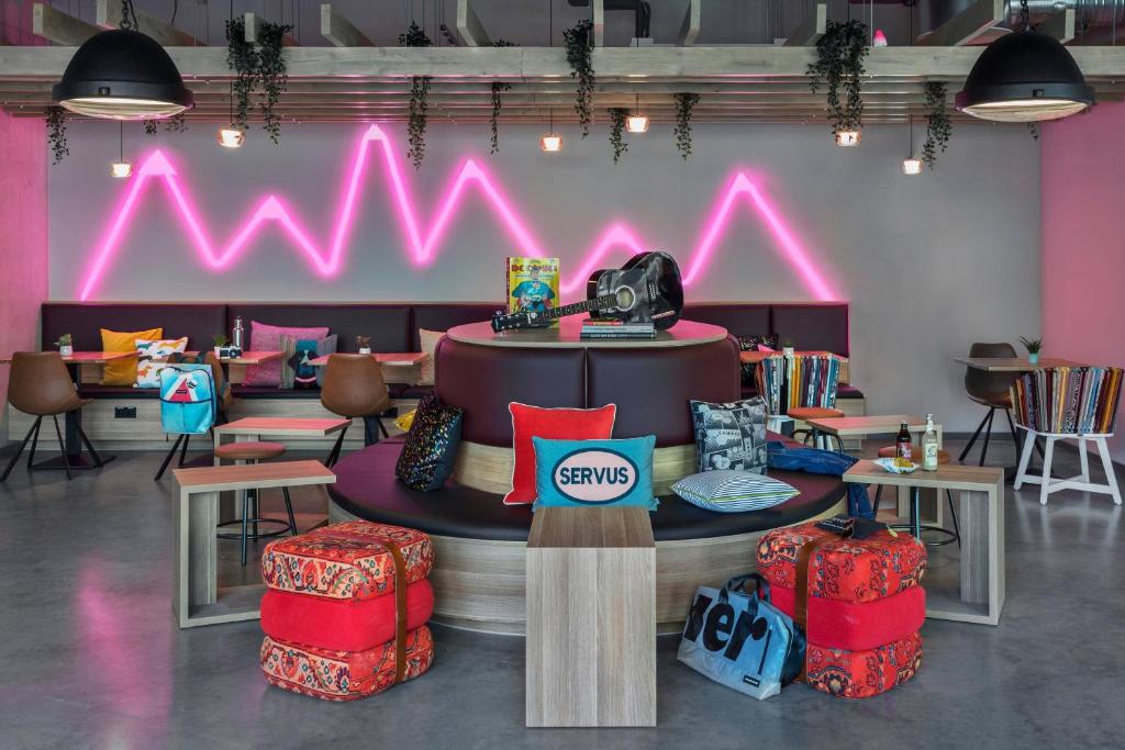 Moxy Munich Ostbahnhof - Resim 16