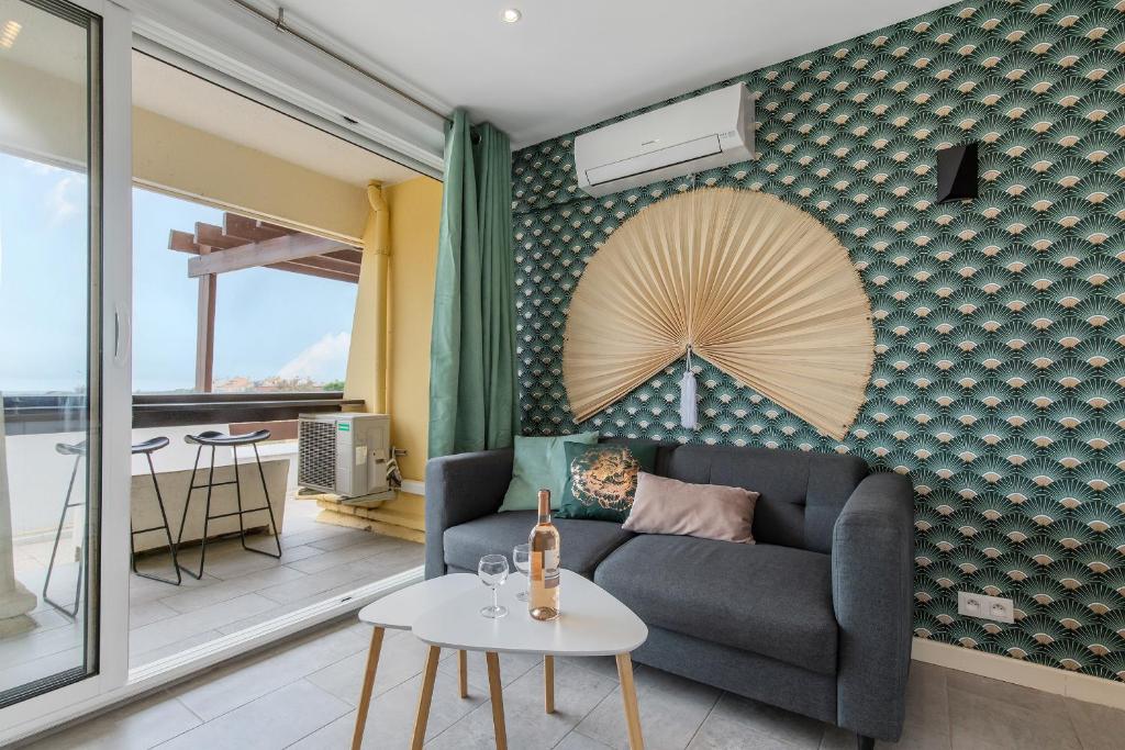 a living room with a couch and a table at Zen et Summer Zen coursive naturiste in Cap d'Agde