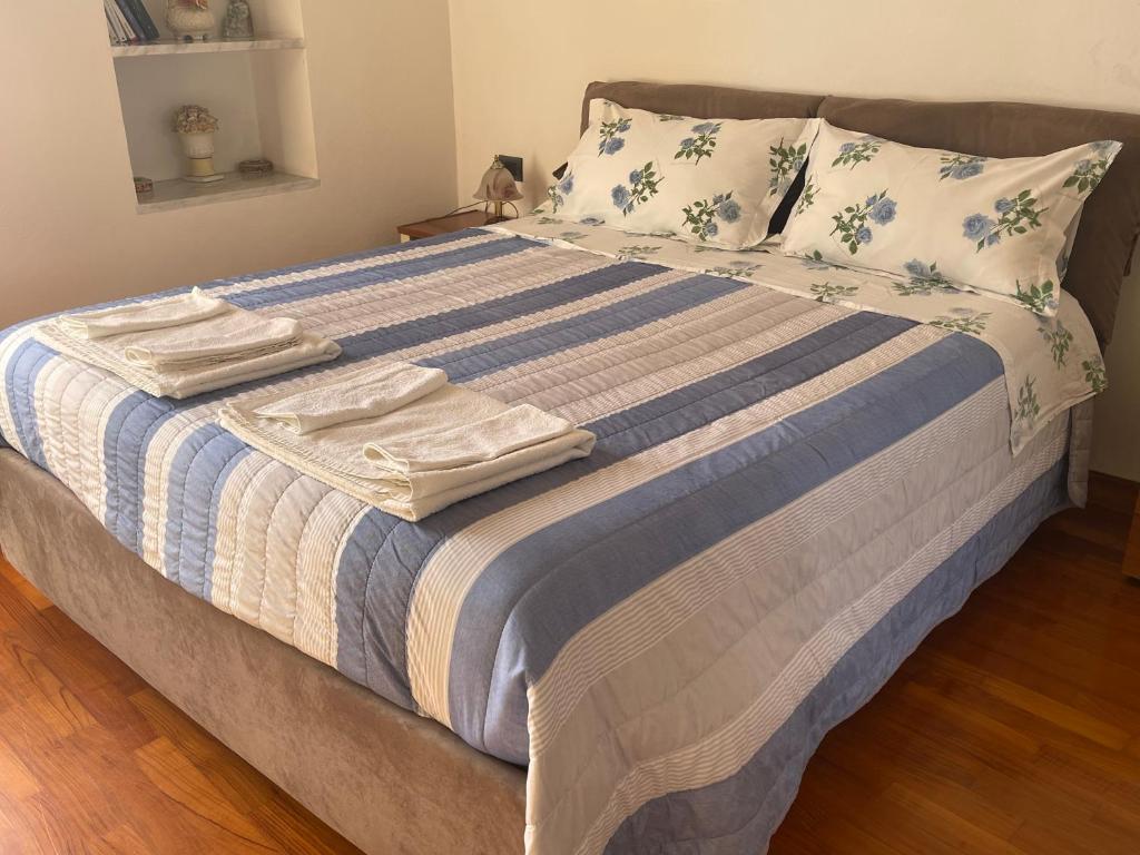 ein Schlafzimmer mit einem Bett mit Handtüchern darauf in der Unterkunft LE SOLEIL DOREE' MAISON Wi-Fi VACATIONS LERICI 5 TERRE in Pitelli
