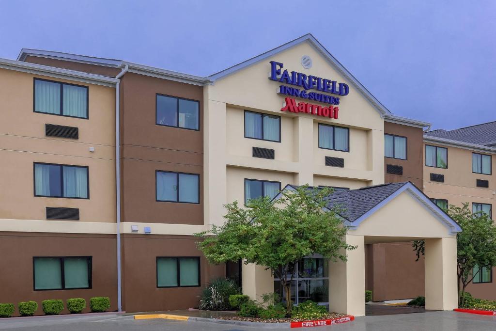 Fairfield Inn & Suites Victoria في فيكتوريا: واجهة الفندق