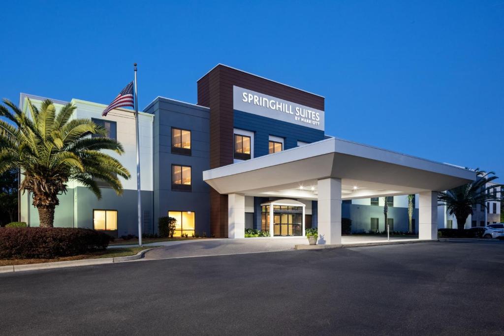 un bâtiment arborant un drapeau américain devant lui dans l'établissement SpringHill Suites by Marriott Savannah I-95 South, à Savannah