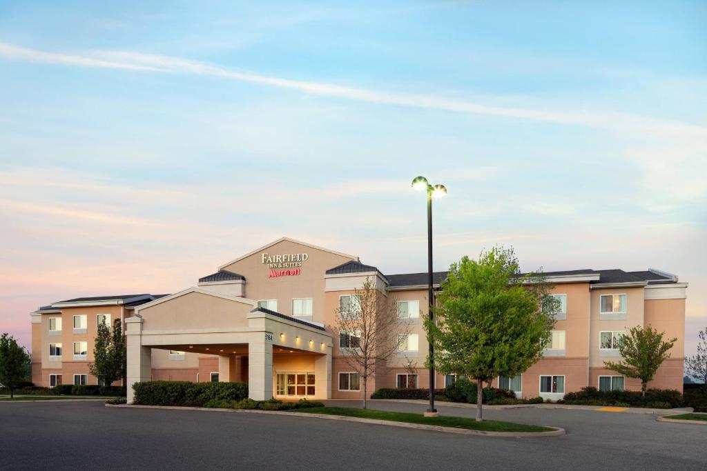 una rappresentazione della parte anteriore di un hotel di Fairfield Inn & Suites Redding a Redding