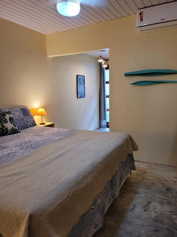 1 dormitorio con 1 cama grande en una habitación en Casa Beija-flor, en Isla de Boipeba