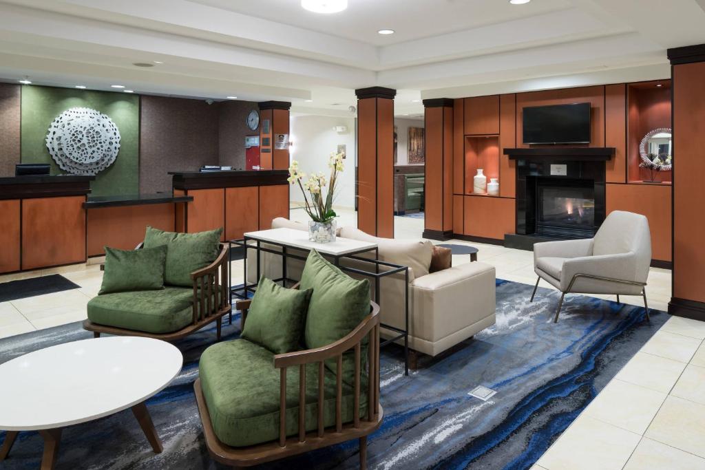 sala de estar con muebles y chimenea en Fairfield Inn & Suites Kansas City Overland Park, en Overland Park
