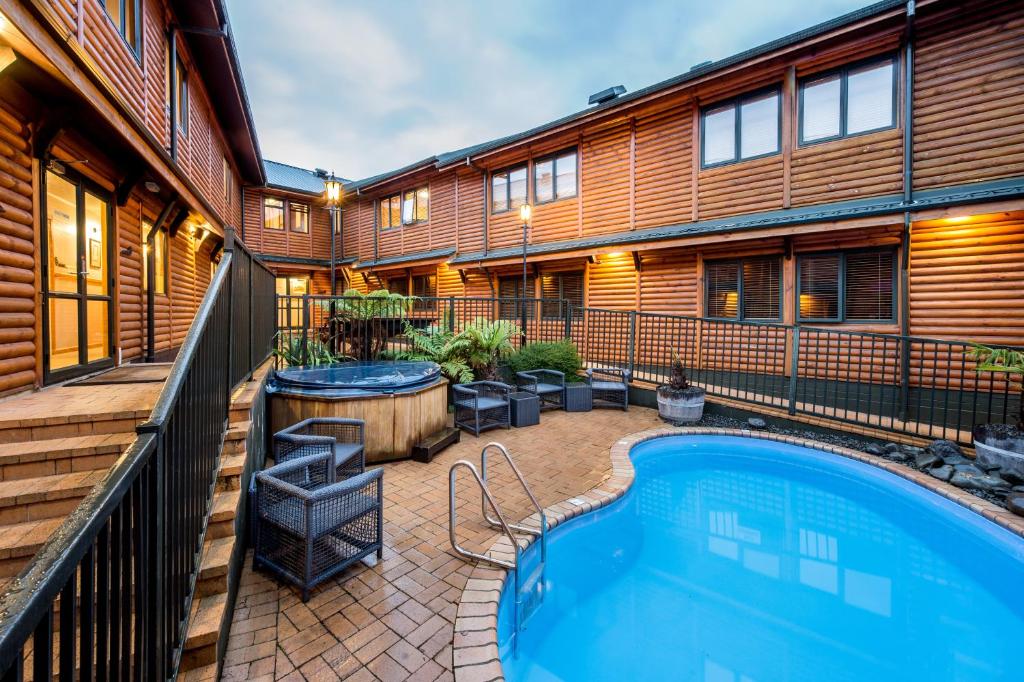 Bazén v ubytování Lakefront Lodge Taupo nebo v jeho okolí