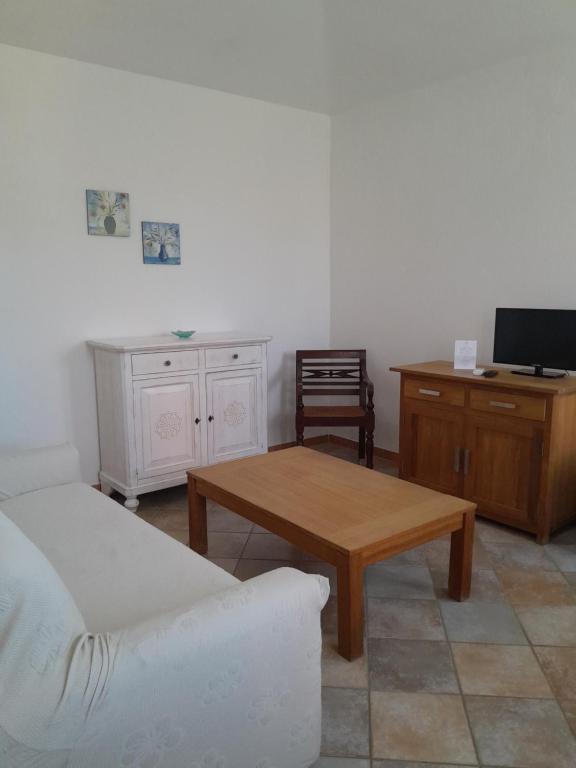 Telewizja i/lub zestaw kina domowego w obiekcie Hotel La Corte Rosada