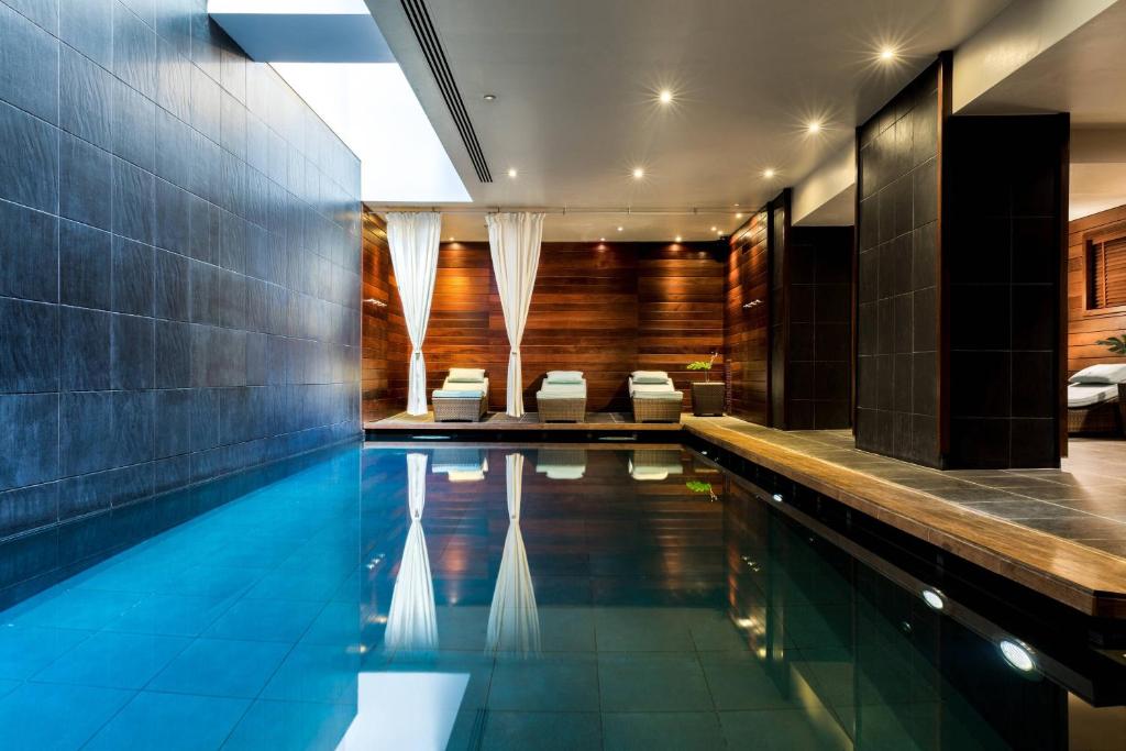 - une piscine dans une chambre avec une maison dans l'établissement Renaissance Paris Vendome Hotel, à Paris