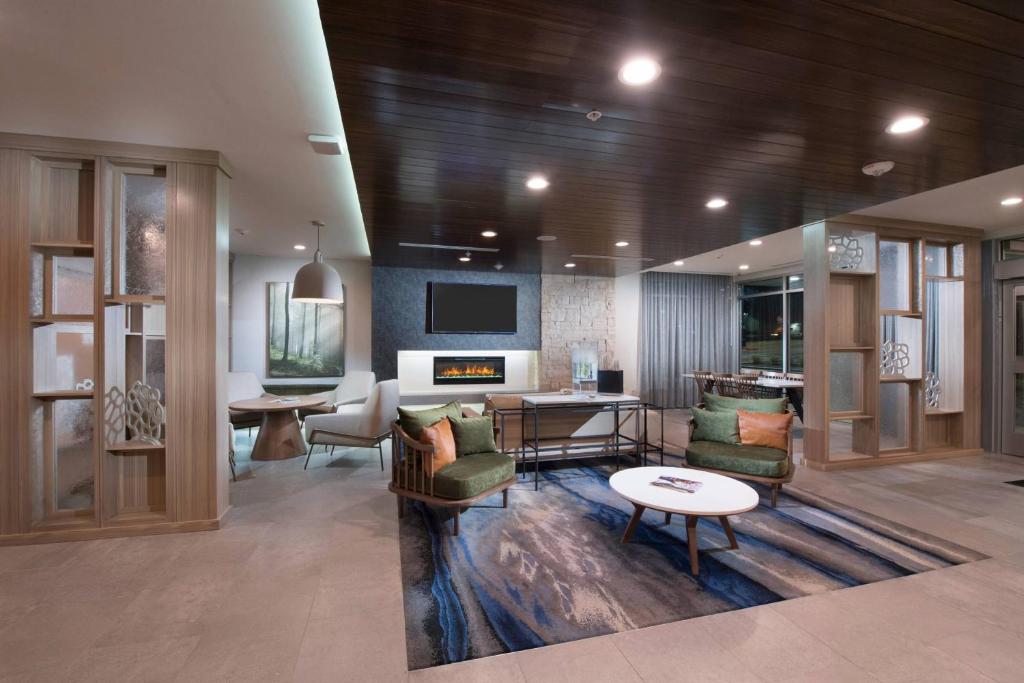 Fairfield Inn & Suites by Marriott Tyler South tesisinde bir oturma alanı