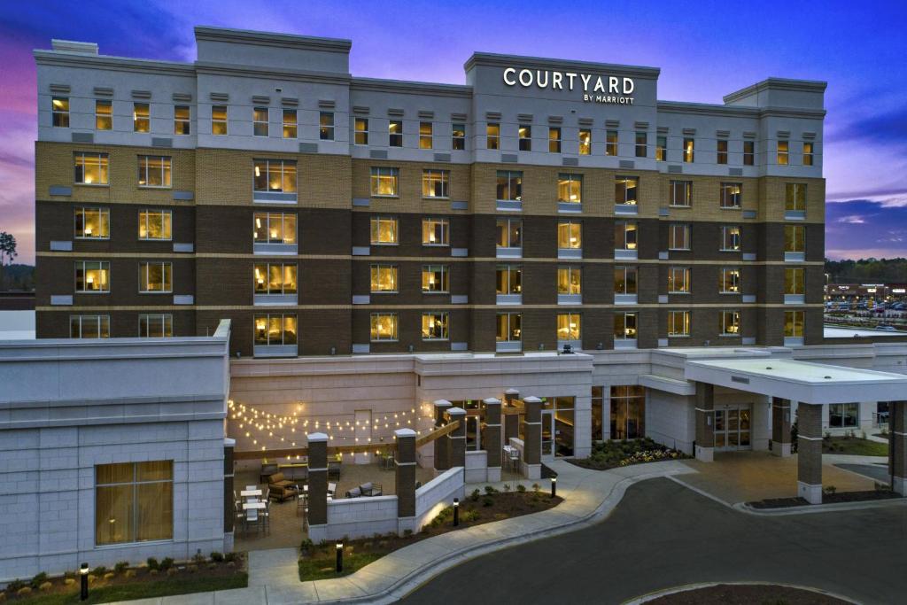 wykonanie hotelu na dziedzińcu o zmierzchu w obiekcie Courtyard by Marriott Raleigh Cary/Parkside Town Commons w mieście Cary