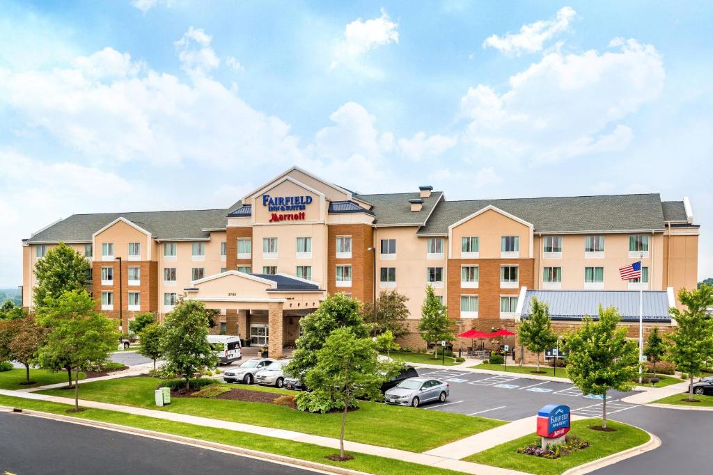 una representación de un hotel con aparcamiento en Fairfield Inn and Suites by Marriott Madison East, en Madison