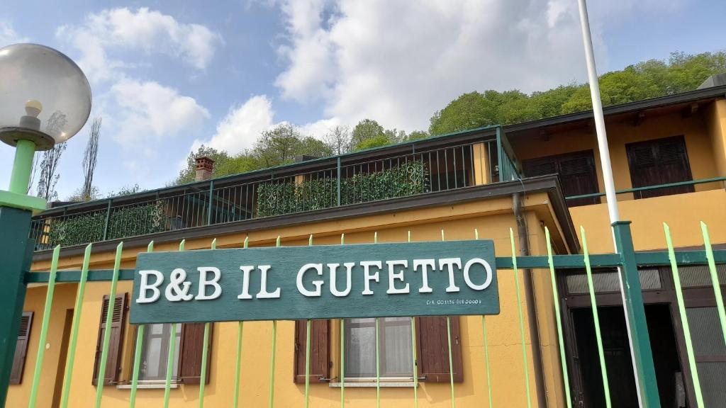 a sign on the side of a yellow building at B&B Il Gufetto in Viverone