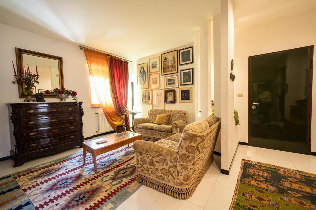 een woonkamer met een bank en een televisie bij Suite Leone in Martina Franca
