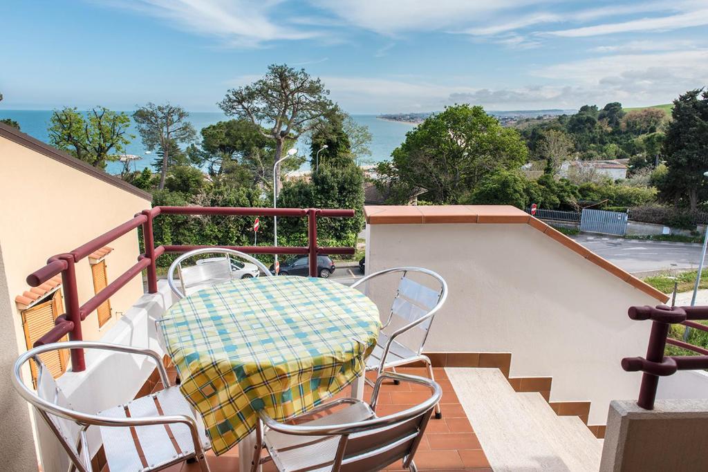 eine Terrasse mit einem Tisch und Stühlen auf dem Balkon in der Unterkunft N164 - Numana, bilocale con meravigliosa vista mare in Numana