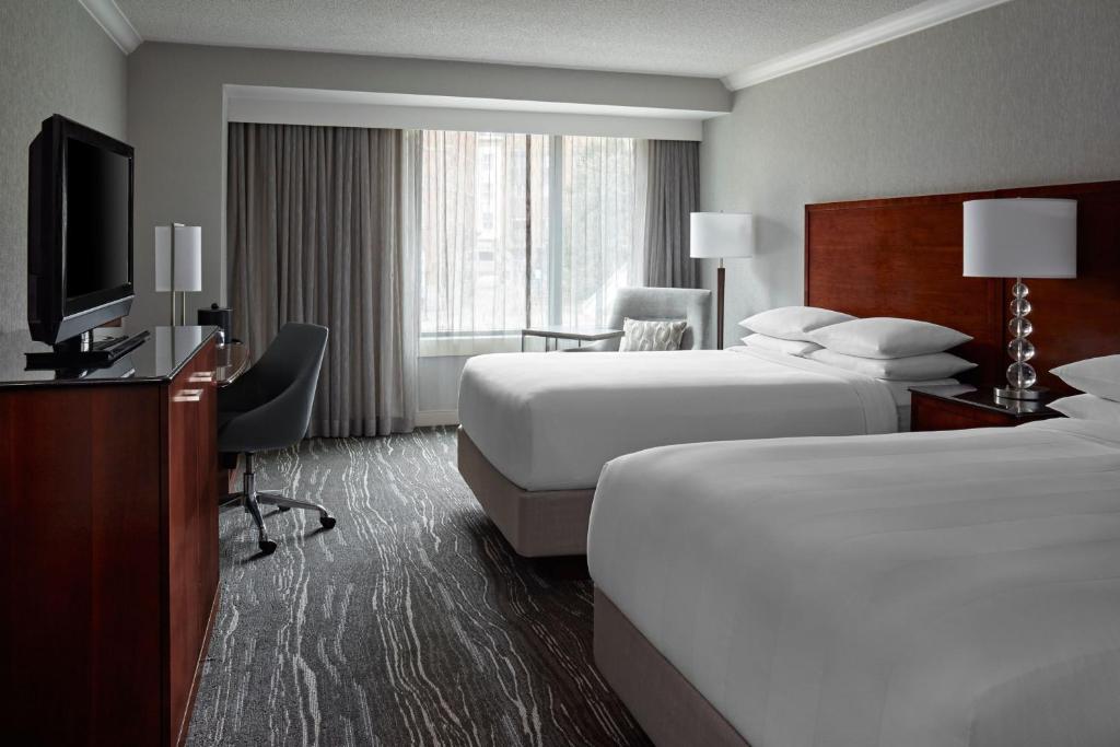 TV a/nebo společenská místnost v ubytování Halifax Marriott Harbourfront Hotel
