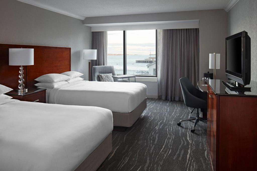 Postel nebo postele na pokoji v ubytování Halifax Marriott Harbourfront Hotel