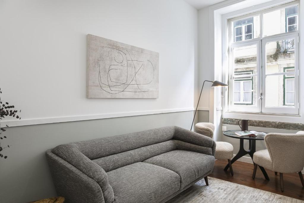 un salon avec un canapé et une table dans l'établissement Downtown Flat with Design and Comfort at Downtown, 3rd-floor no lift, à Lisbonne