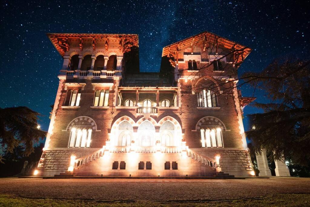 um edifício com luzes acesas à noite em Villa Biancardi - Un posto un Sogno em Codogno