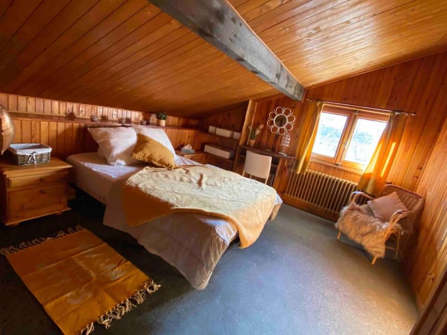 una camera da letto con letto in una camera in legno di Appartement chalets T2 50m2 a Publier