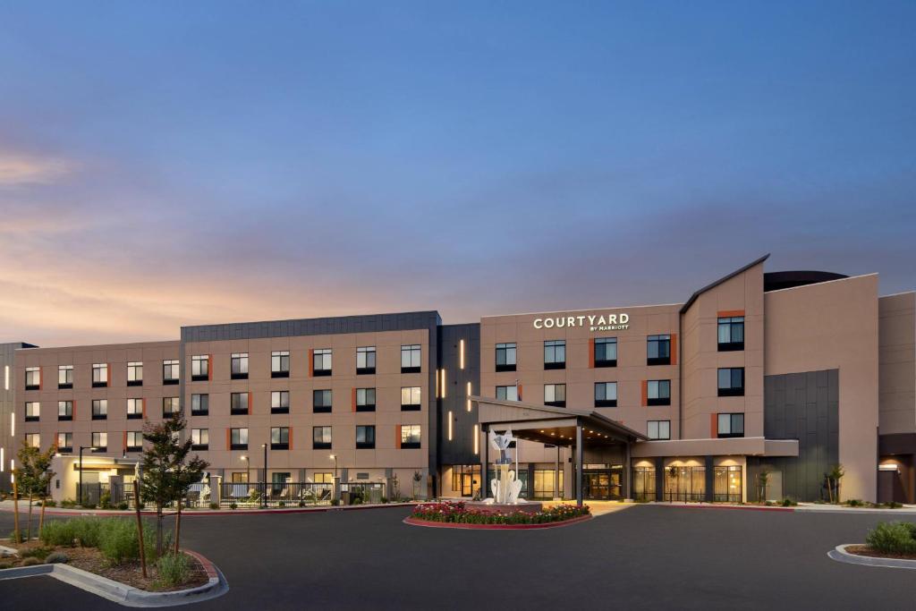 a rendering of the front of a hotel at Courtyard by Marriott Petaluma Sonoma County in Petaluma