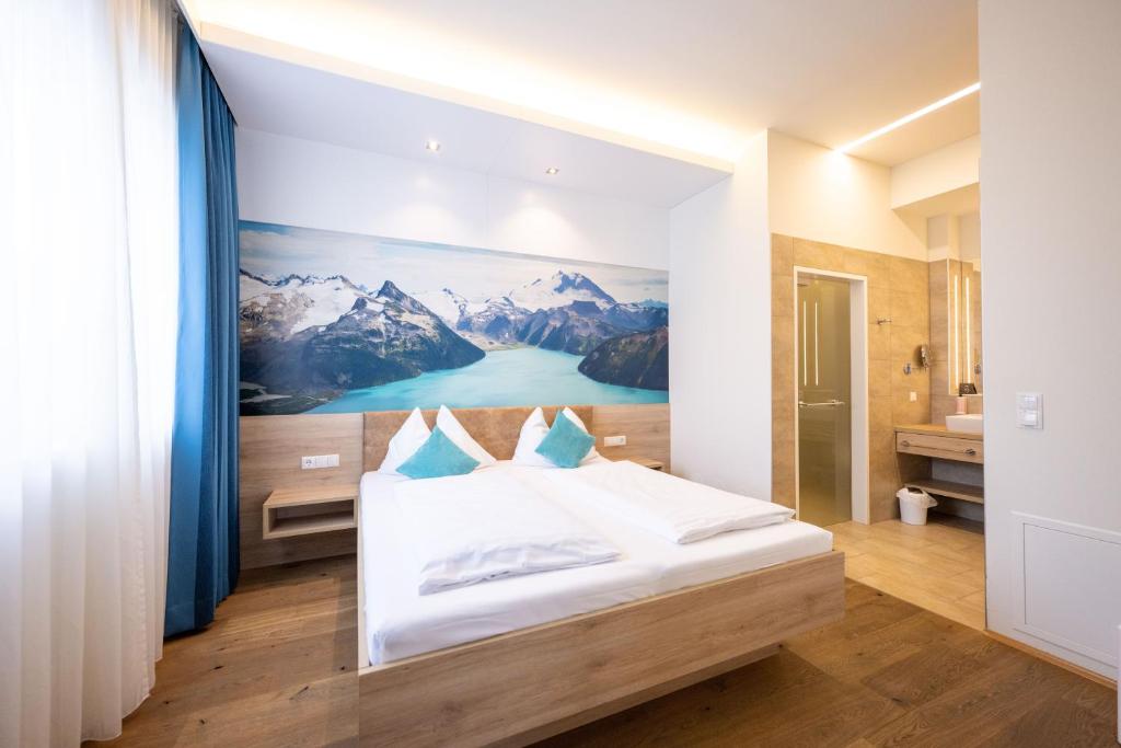 PM-PremiumAPART Strassgang في غراتس: غرفة نوم بسرير مع لوحة على الحائط