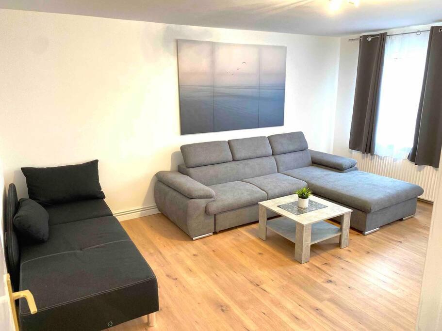 een woonkamer met een bank en een salontafel bij Citynahe 2-Zimmer Wohnung in Lübeck