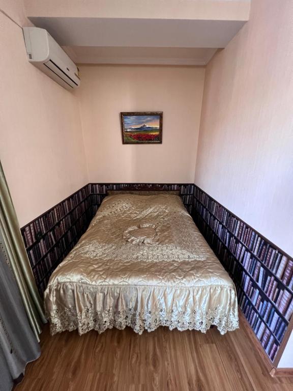 Postel nebo postele na pokoji v ubytování TbilHome Guest