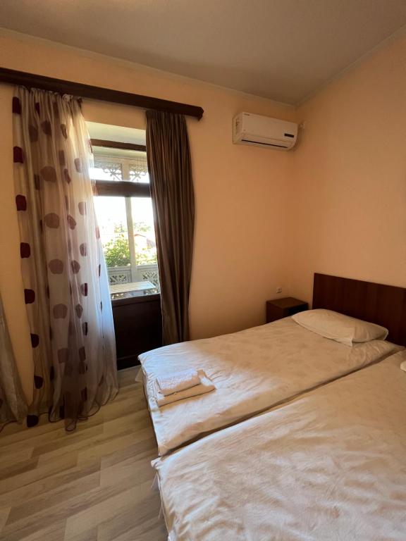 Postel nebo postele na pokoji v ubytování TbilHome Guest