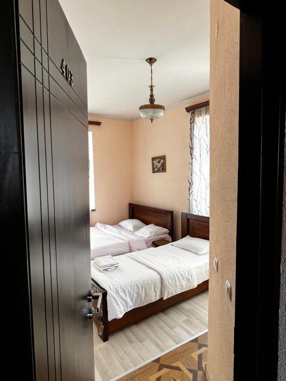 Postel nebo postele na pokoji v ubytování TbilHome Guest