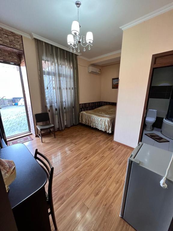 Postel nebo postele na pokoji v ubytování TbilHome Guest