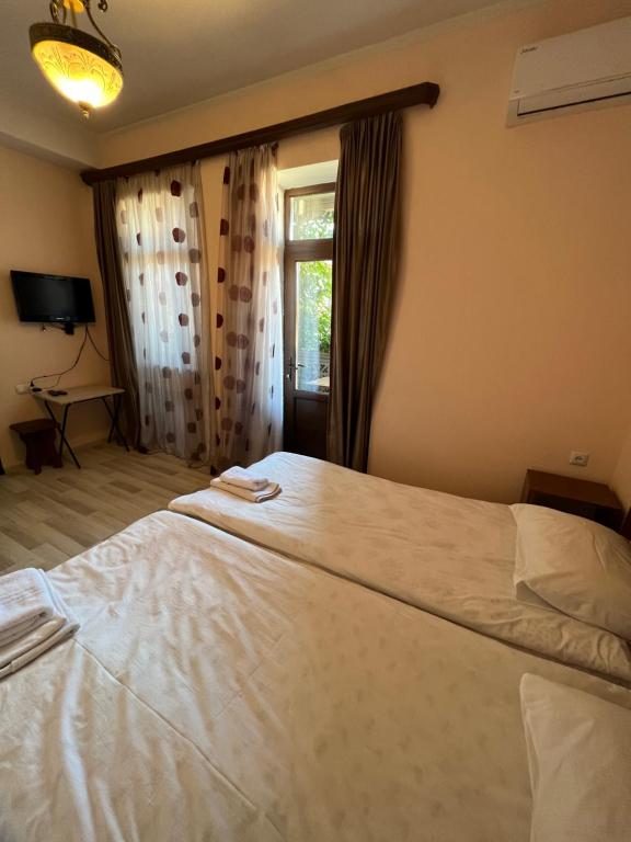 Postel nebo postele na pokoji v ubytování TbilHome Guest