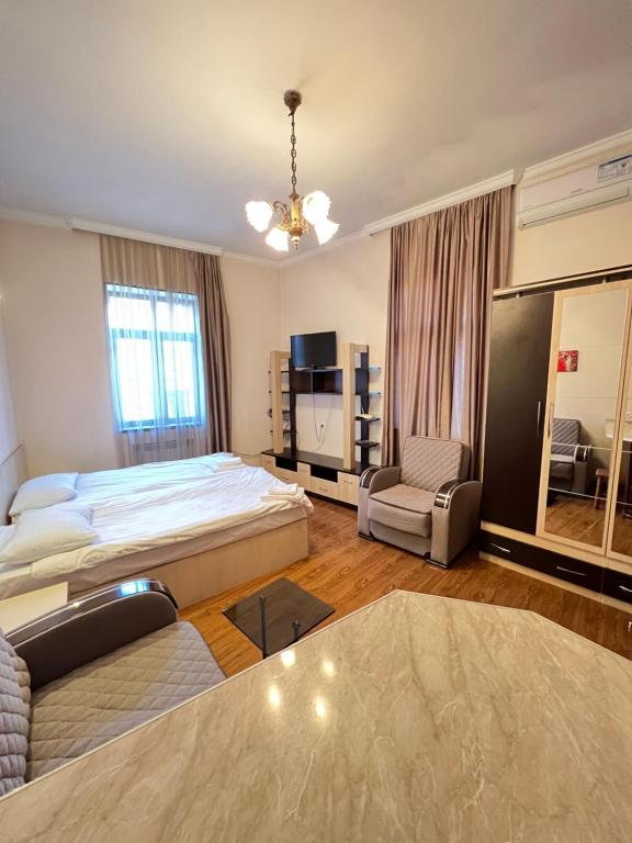 Postel nebo postele na pokoji v ubytování TbilHome Guest