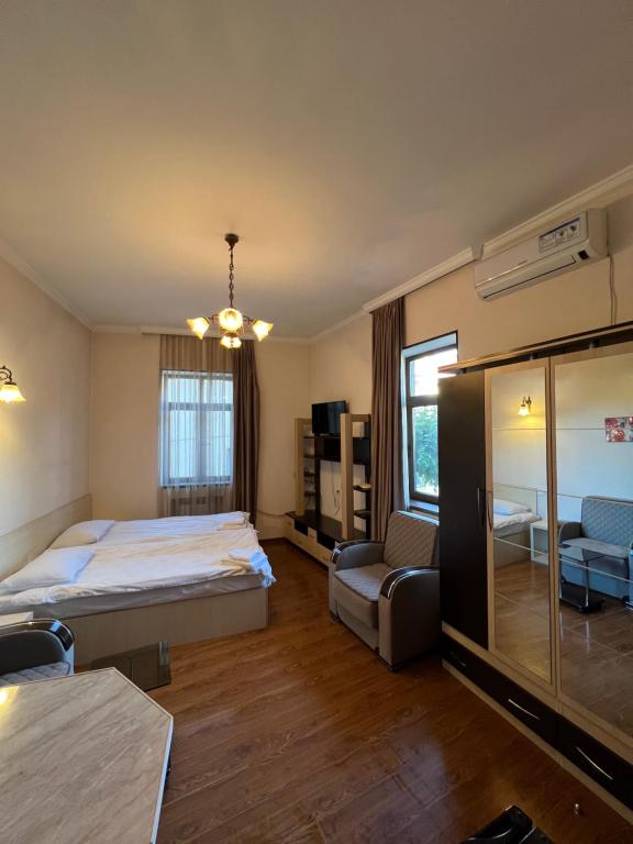 Postel nebo postele na pokoji v ubytování TbilHome Guest