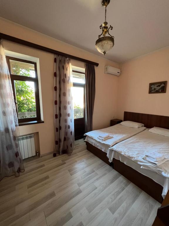 Postel nebo postele na pokoji v ubytování TbilHome Guest