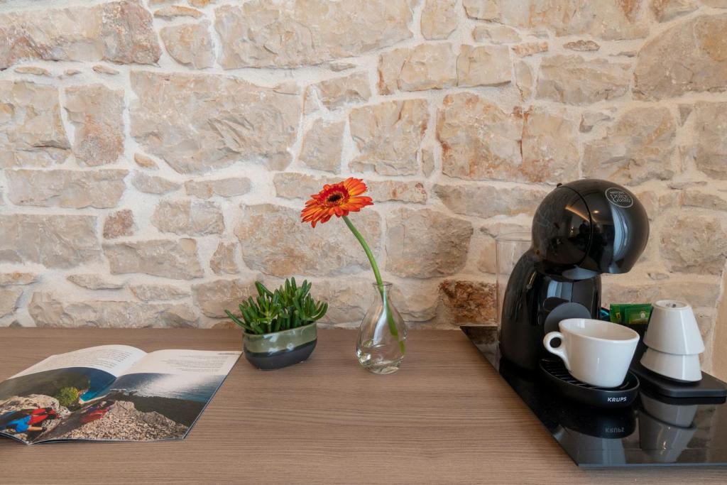 Příslušenství pro přípravu čaje a kávy v ubytování Goloritzè Room and Breakfast
