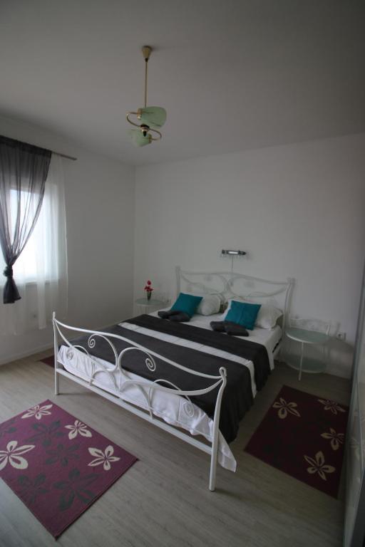1 dormitorio con 1 cama con almohadas azules y blancas en Dream P-LEAce, en Crikvenica