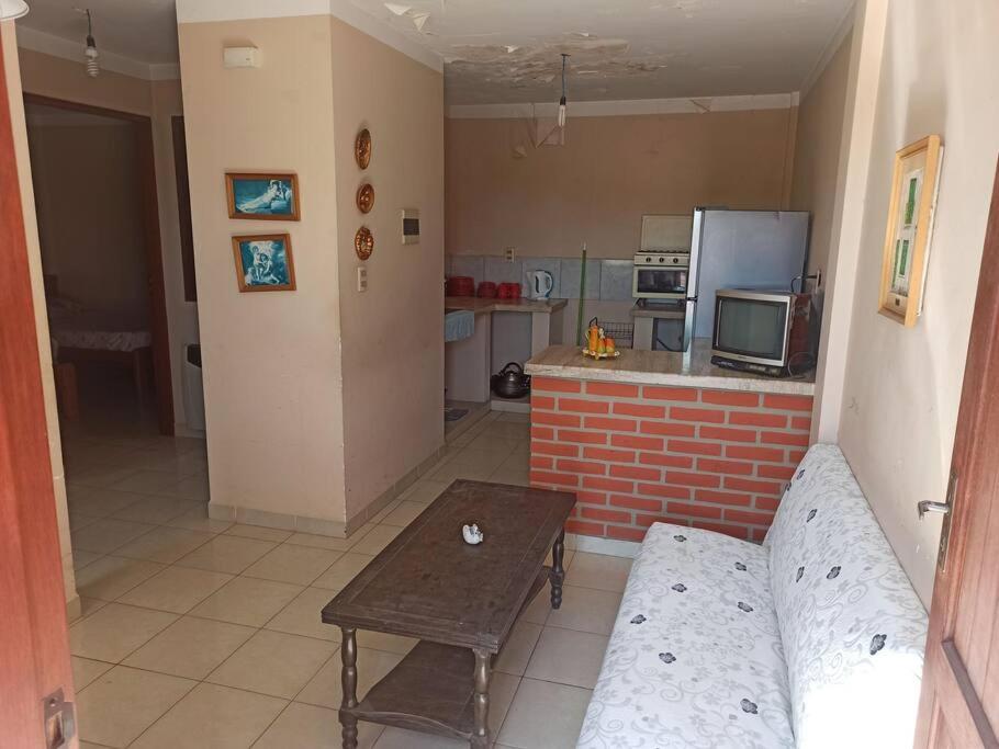 a living room with a couch and a kitchen at Lugar encantador en Tarija Bolivia in Tarija