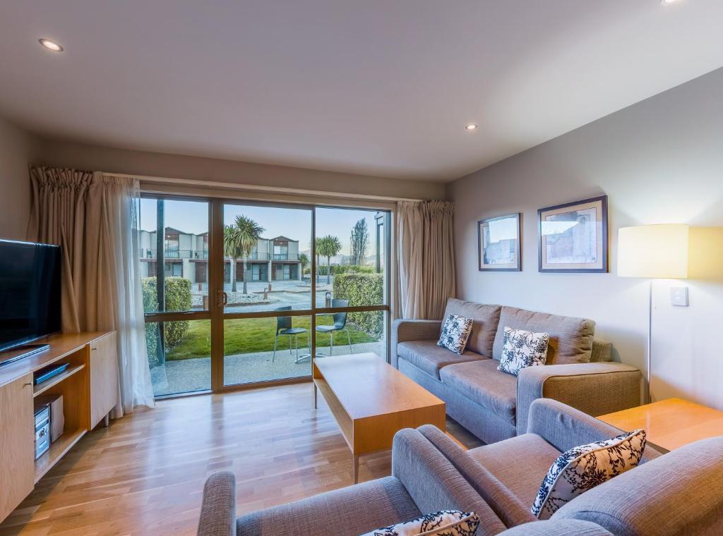 TV a/nebo společenská místnost v ubytování Oakridge Resort Lake Wanaka