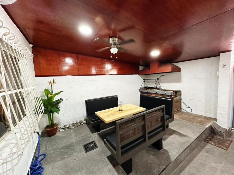 Villa Casa Paraíso De La Escalon (El Salvador San Salvador)