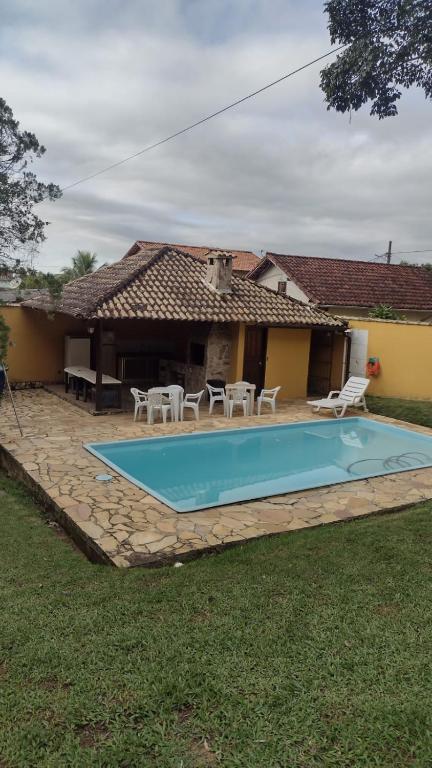 a swimming pool in front of a house at PENEDO COM 4 QUARTOS, PISCINA E SAUNA. 600M do CENTRO in Penedo
